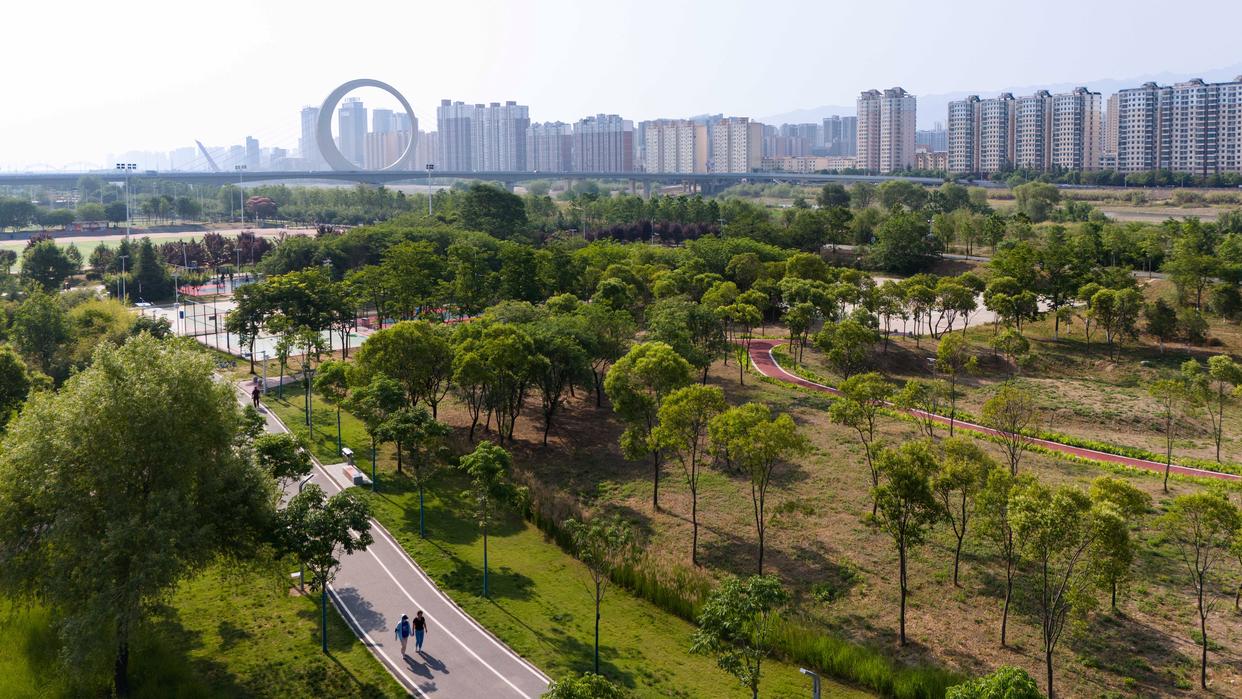游客在宝鸡市渭河生态公园散步（无人机照片，5月28日摄）。新华社记者 邹竞一 摄