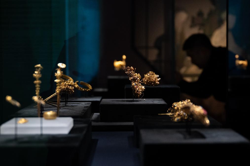 9月23日，参观者在“江流万古——长江流域古代文明瑰宝展”上观看展品。新华社记者 杜子璇 摄