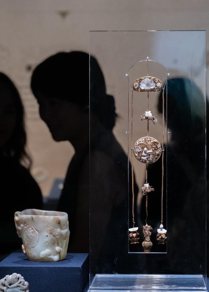 9月23日，参观者在“江流万古——长江流域古代文明瑰宝展”上观看展品。新华社记者 杜子璇 摄