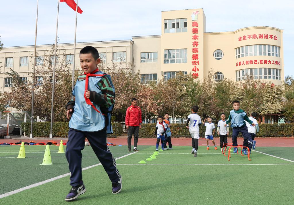 在乌鲁木齐市第121小学，足球队学生在进行日常训练（10月17日摄）。新华社记者 王菲 摄