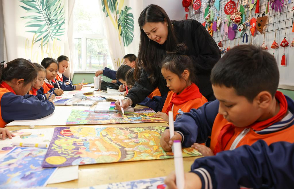 在乌鲁木齐市第121小学，学生们在老师的指导下学习绘画（10月17日摄）。新华社记者 王菲 摄