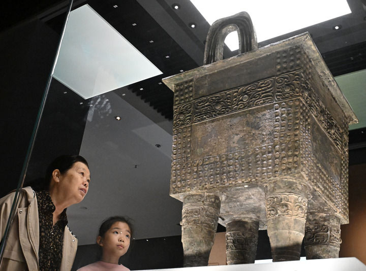 2025年10月3日，游客在“国宝回家乡——纪念郑州商城发现70周年考古新发现展”参观杜岭一号方鼎。新华社记者 李嘉南 摄