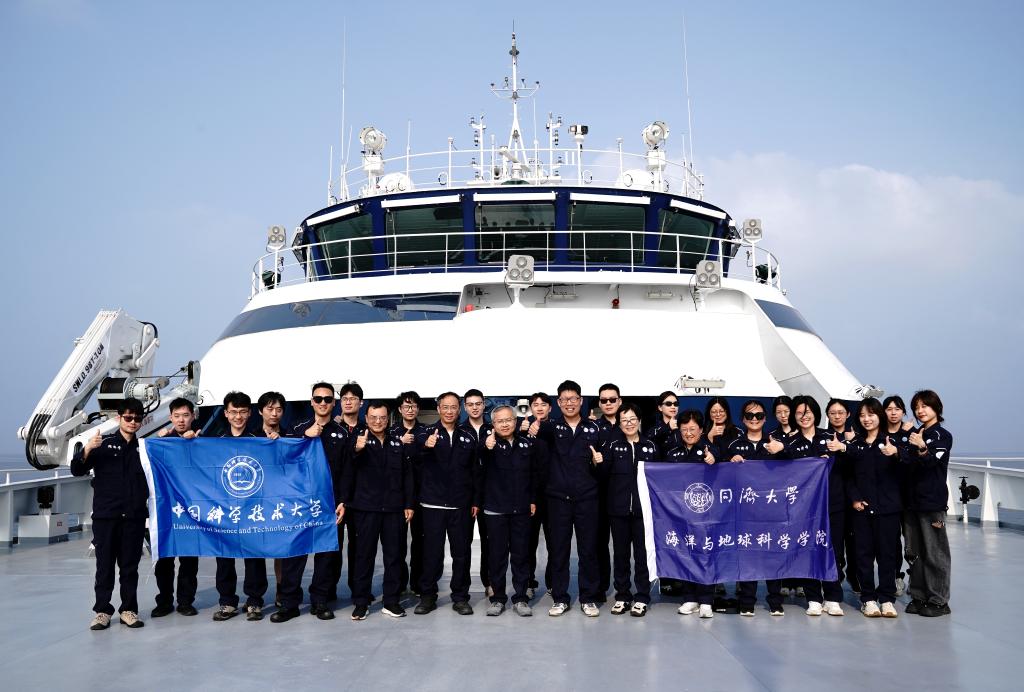 4月19日,来自同济大学和中国科学技术大学的考察队员在“同济”号合影。新华社记者张建松 摄